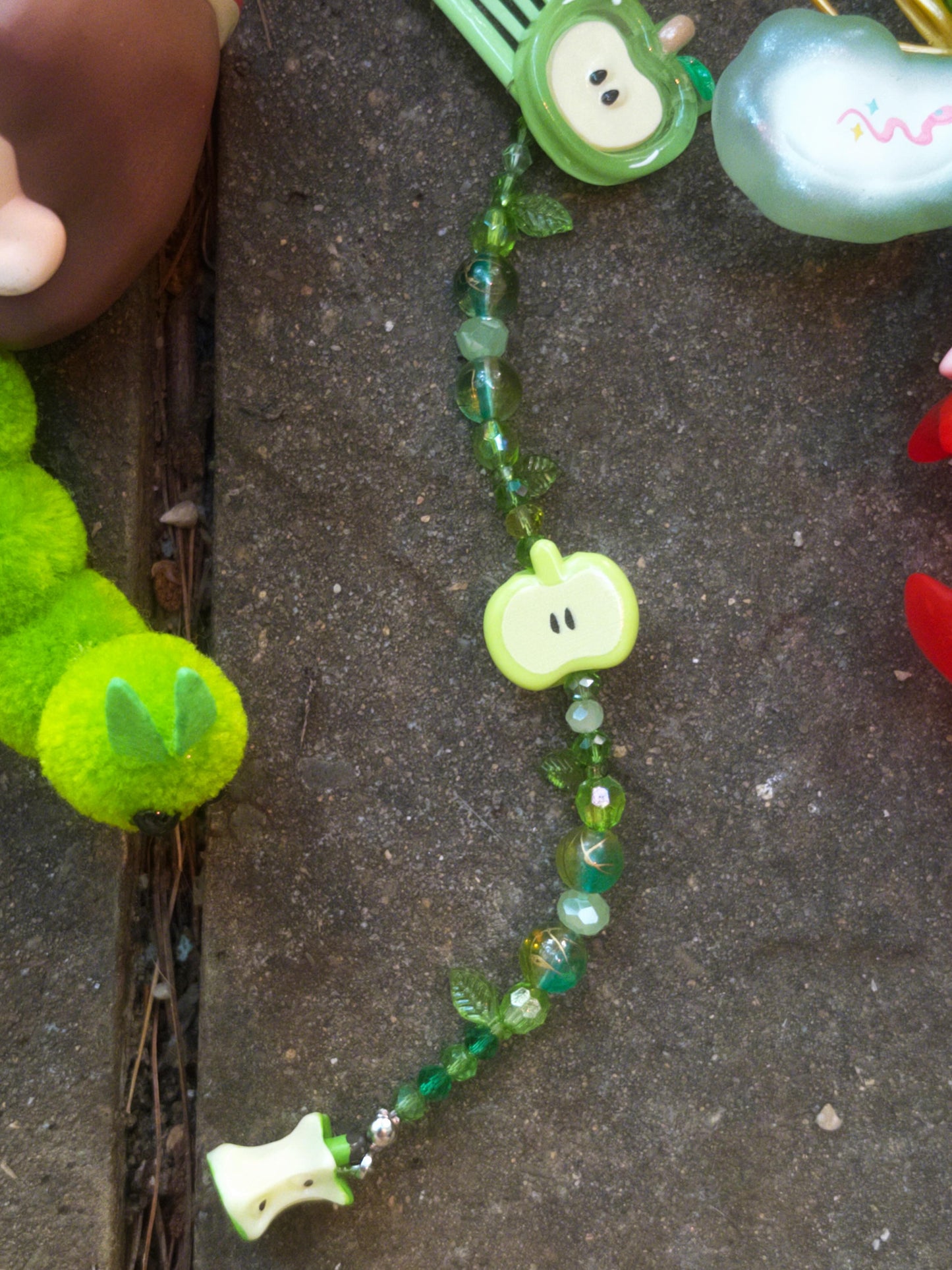 ༄˖°.🍏.ೃ࿔🐛*:･